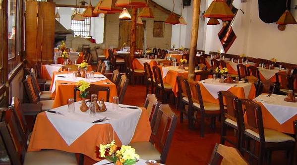 Comedor interior de Casa de Campo con mesas dispuestas para los comensales